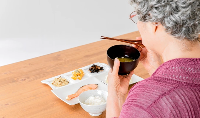 高齢者が食べない・偏る原因とは？家族ができる食事対策を解説