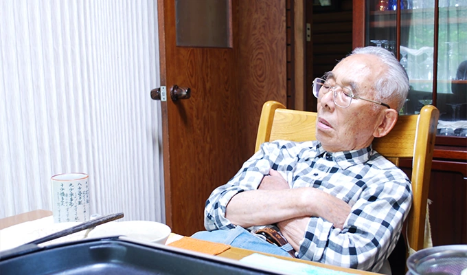 高齢者の眠気が多いのは危険サイン？原因と対策を徹底解説｜放置してはいけないケースとは