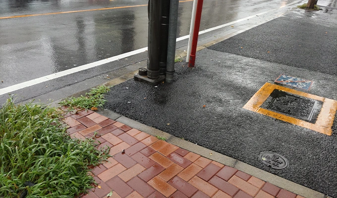 雨の日は危険！高齢者の転倒リスクと原因・今すぐできる対策を徹底解説